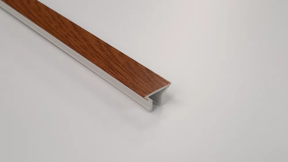 Image du produit CLIP RIVE PVC CHENE DORE /ml de Polydis Plastiques - 1