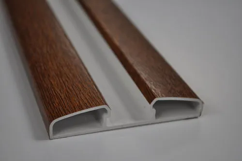 Image du produit BARRE ECHARPE PVC CHENE DORE /ml de Polydis Plastiques