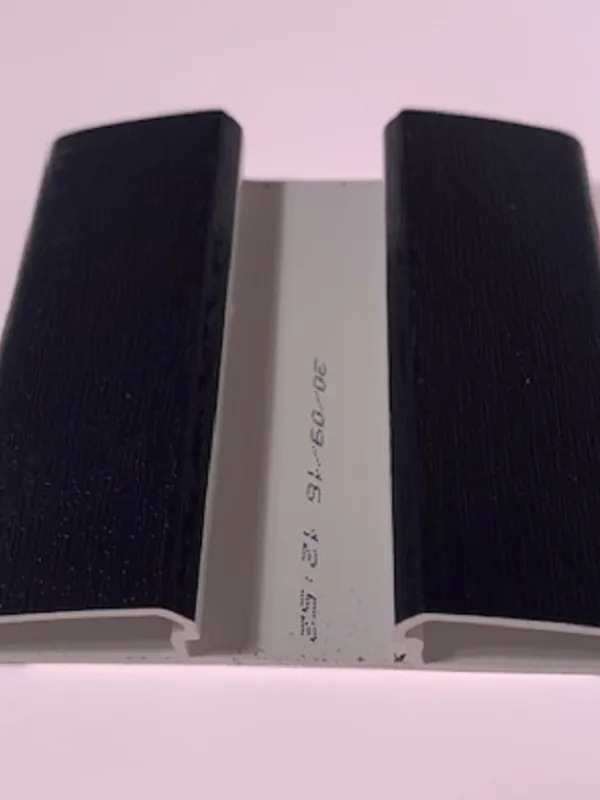 Image du produit BARRE ECHARPE PVC ANTHRACITE /ml de Polydis Plastiques